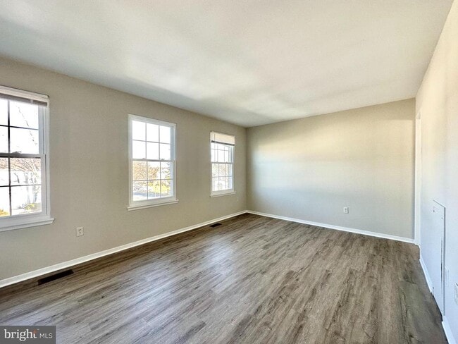 Building Photo - 402 Carousel Ct