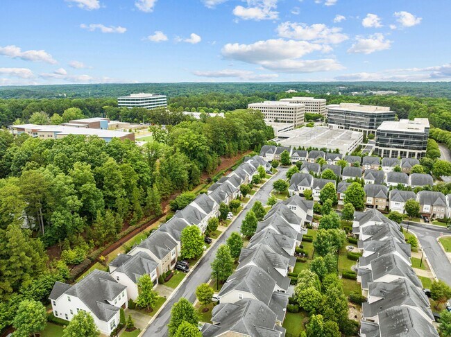 Building Photo - Gorgeous 3 Bedroom Townhome w/ Premium Fin...