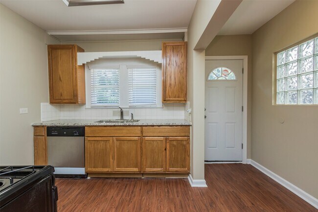 Building Photo - 730 E 8th St