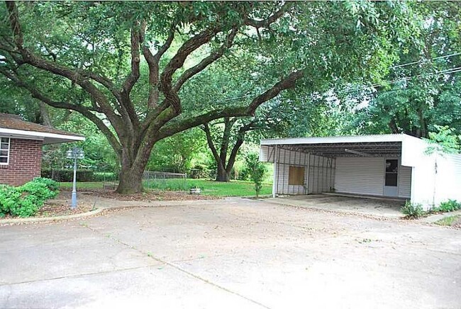 Building Photo - 3 BEDROOM 2.5 BATHROOM OFF FERN/PIERREMONT