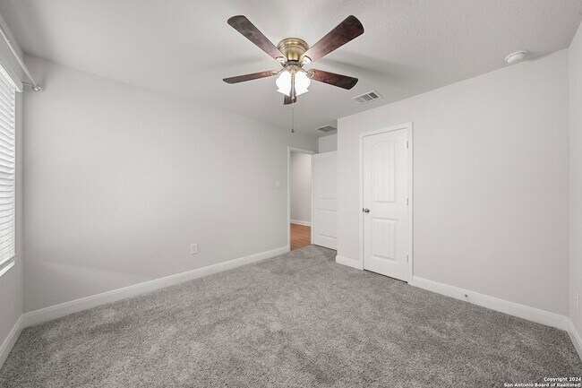 Building Photo - 1080 Amble Oak