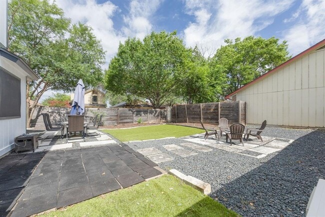 Building Photo - 12800 Meehan Dr