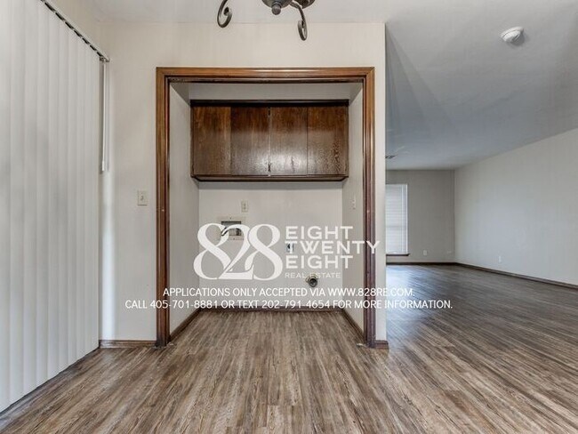 Building Photo - West Norman 2 Bed/1 Bath Duplex WITH Fenced Backyard! AVAILABLE NOW!