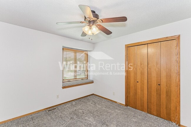 Building Photo - Large 3 bedroom 3 bath home in West Wichita