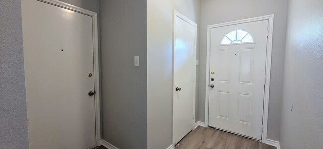 Building Photo - 3 Bedroom Townhome near Medical Center