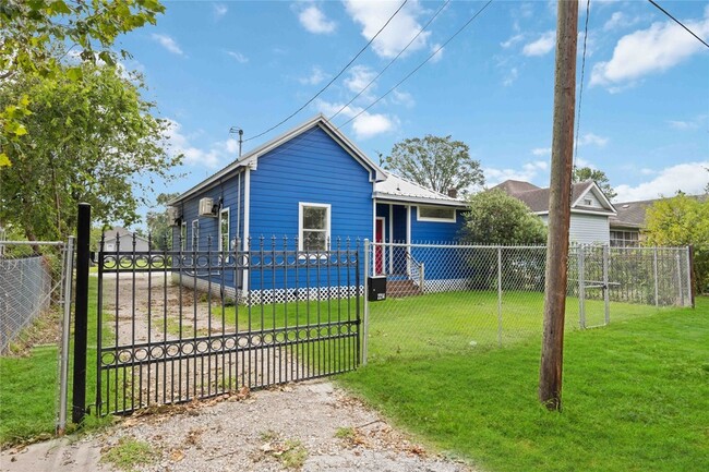 Building Photo - 2214 Stevens St