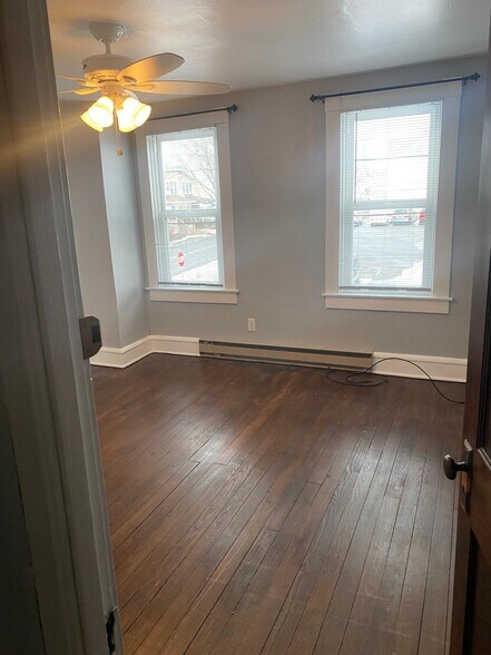 Building Photo - 104 S 4th St