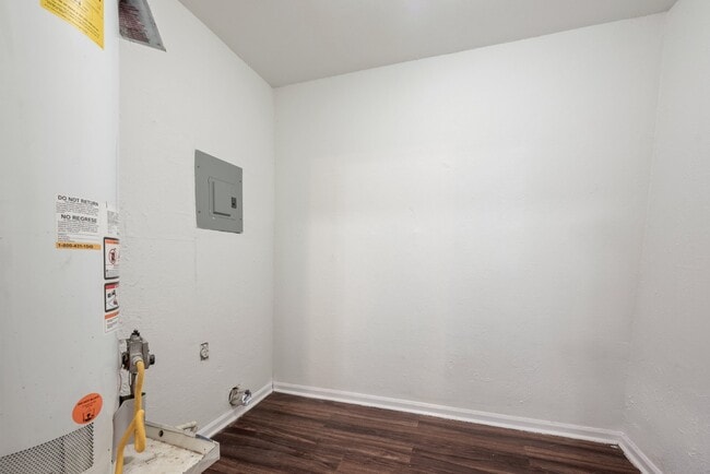 Building Photo - 3 Bedroom, 1.5 Bath Home with Spacious Layout and Large Yard