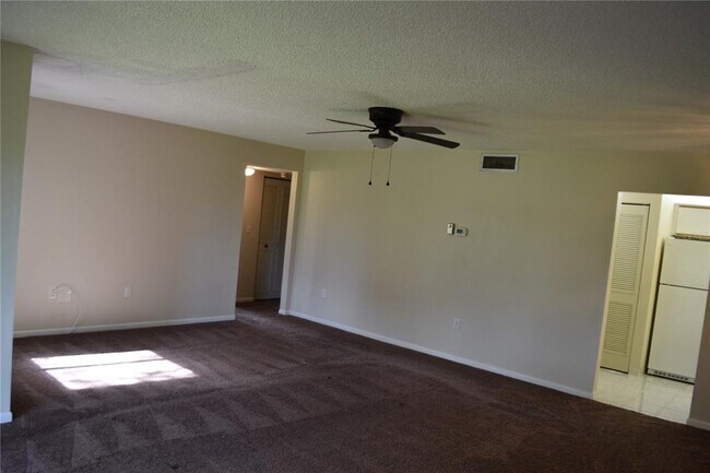 Building Photo - 2522 Pine Ridge Way S