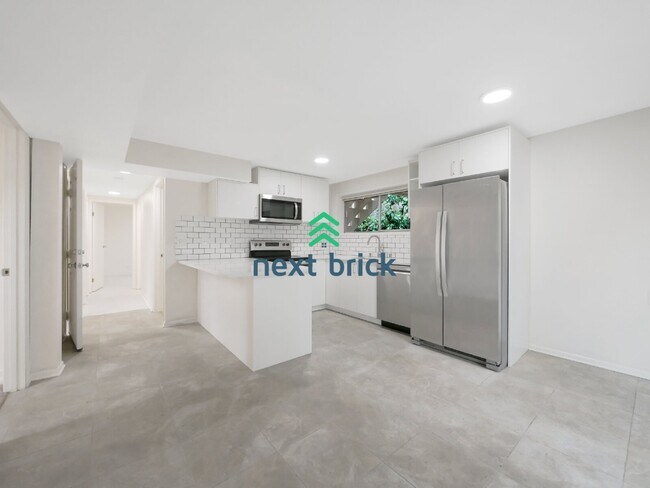 Building Photo - 6 Bed and 3 Bath Single Family Home Available Now!