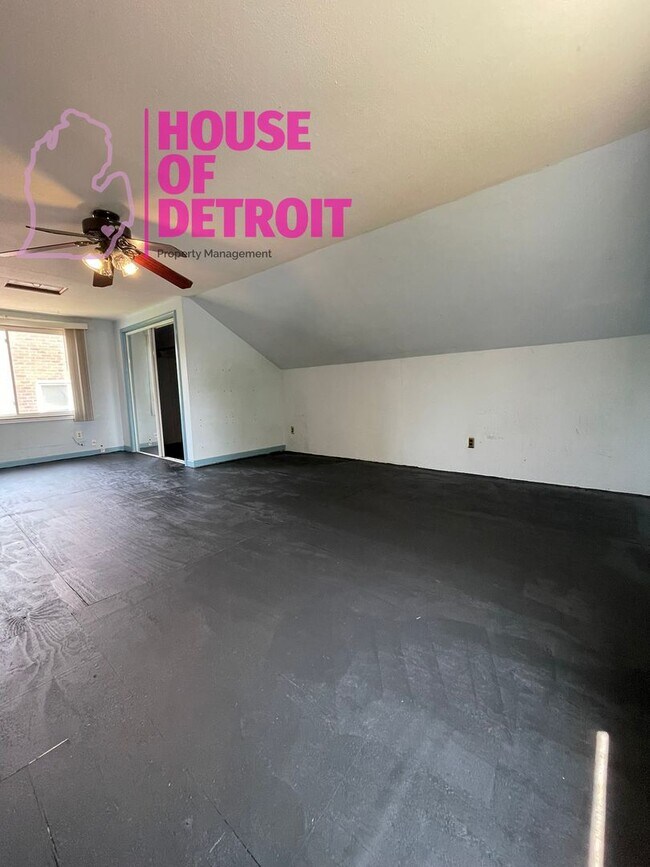 Building Photo - 3 BEDROOM 1 BATH BUNGALOW FREE PRE-SCREEN