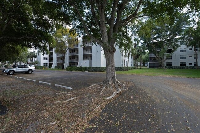 Building Photo - 9410 Poinciana Pl