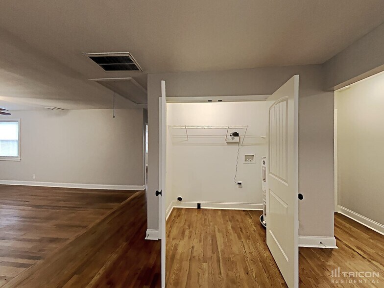 Building Photo - 3226 Draper Ave
