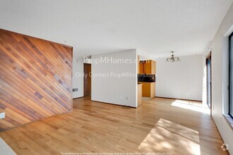 Building Photo - Two Bedroom, Charming Townhouse In the Hea...