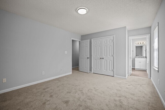 Building Photo - Spacious 3 Bedroom Home, LVP Floors, Updat...