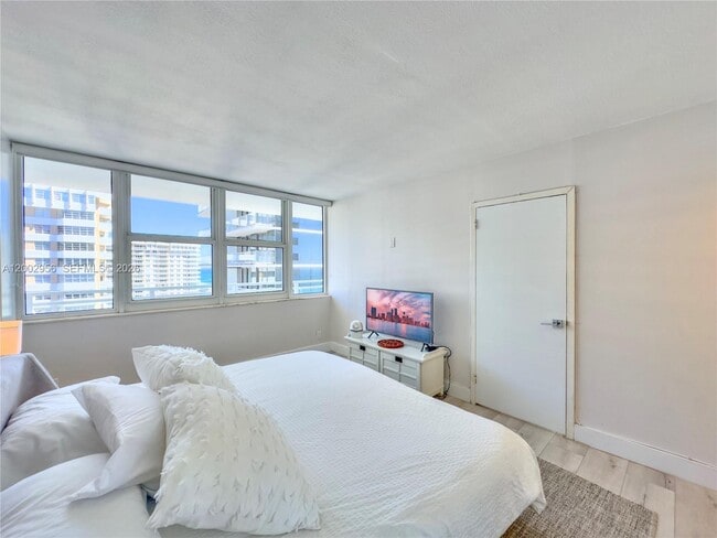 Building Photo - 2030 S Ocean Dr