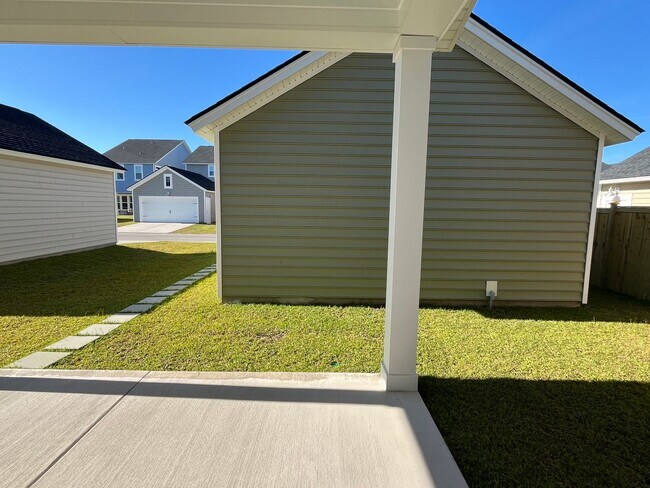 Building Photo - Stunning 4 Bedroom 4.5 Bath Home In Summer...