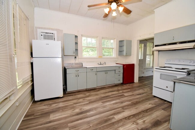 Building Photo - Three Bedroom Close to Tech!