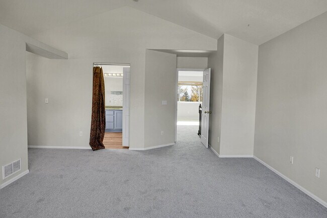 Building Photo - $2,695.00, 4 bed, 3.5 bath, located in Col...