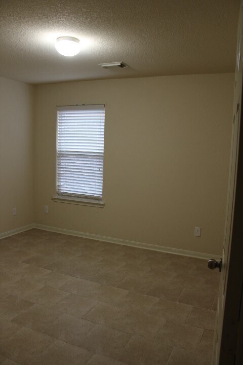 Building Photo - 18114 Surrey Lake Ln