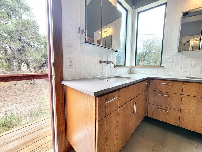 Building Photo - 325 Southwind Rd