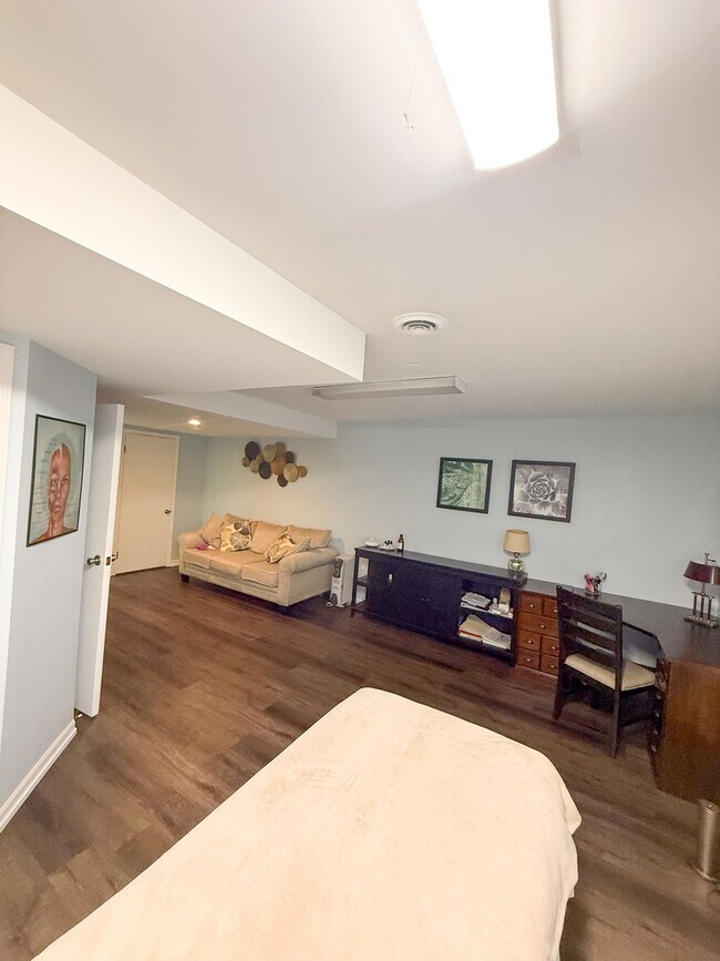 Building Photo - 557 Hardin Ave