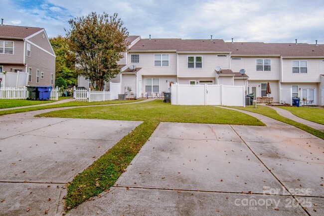Building Photo - 9366 Greenheather Dr