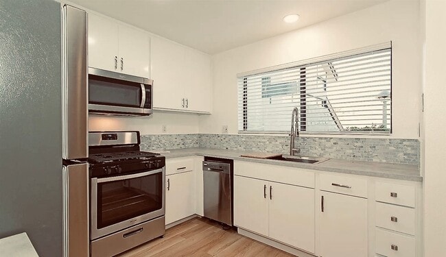 Building Photo - Modern Comfort with Stunning Views in La C...