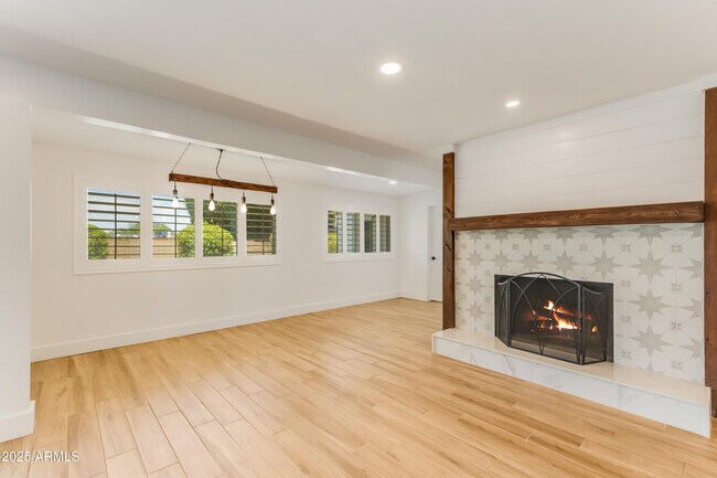 Building Photo - 1028 E Manzanita Dr