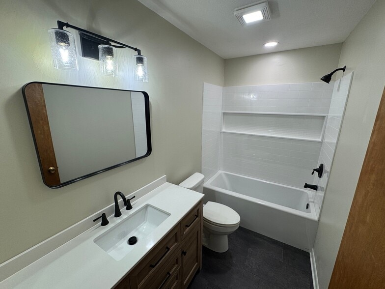 Building Photo - 840 Parkview Ct