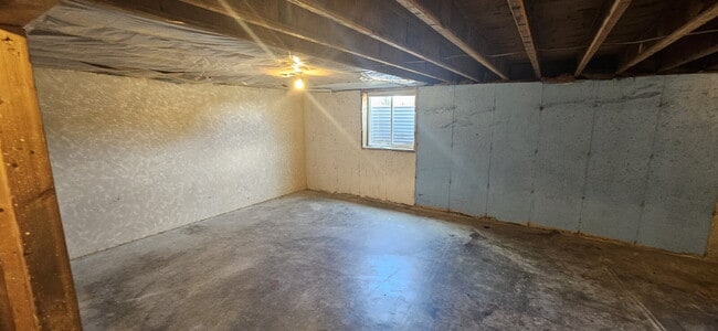 Building Photo - "Charming 3-Bed Duplex with Cozy Fireplace...