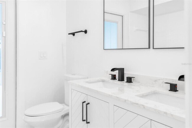 Building Photo - 1110 Woodcrest Ave