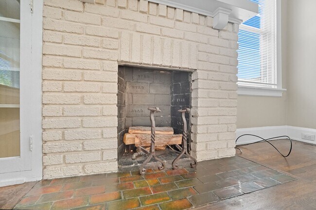 Building Photo - 6 Bed/3 Bath Remodeled Hyde Park Home w/Ce...