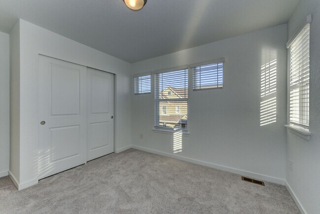 Building Photo - Beautiful 4 bed, 3 bath Townhome with 2 car garage ready for move in!
