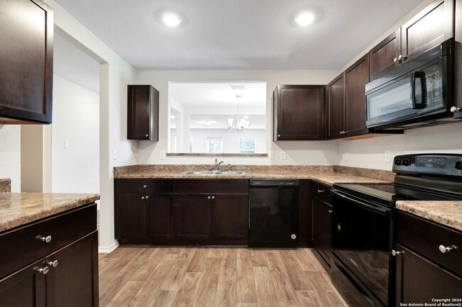 Building Photo - 2850 Lindenwood Run