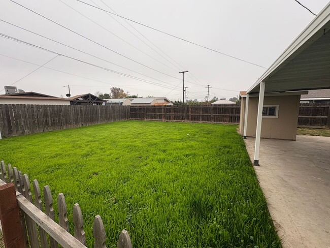 Building Photo - Spacious SE Tulare Home Near Shopping Cent...