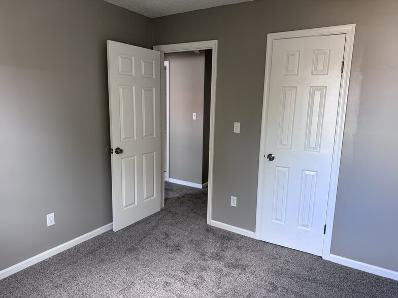 Building Photo - 1376 Battleford Dr