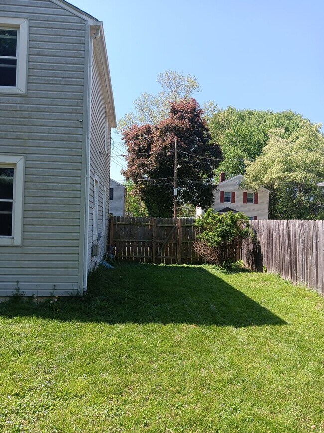 Building Photo - 2 Bedroom, 1 Bath Single Family Home on Cu...