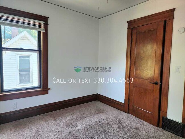 Building Photo - 687 Allyn St