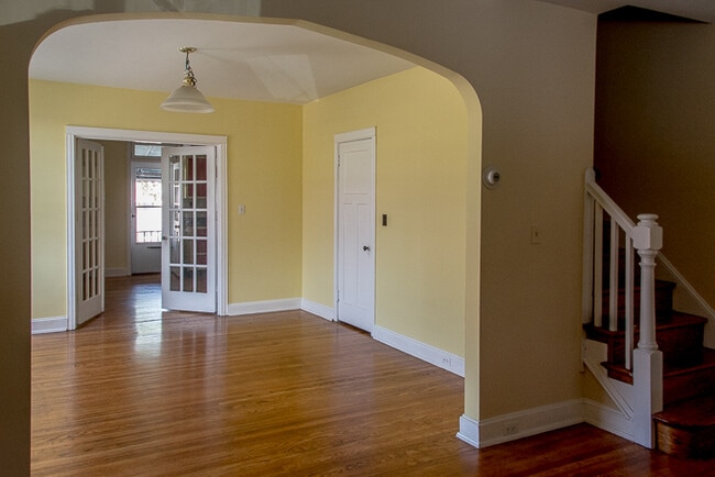 Building Photo - 401 Elrino St