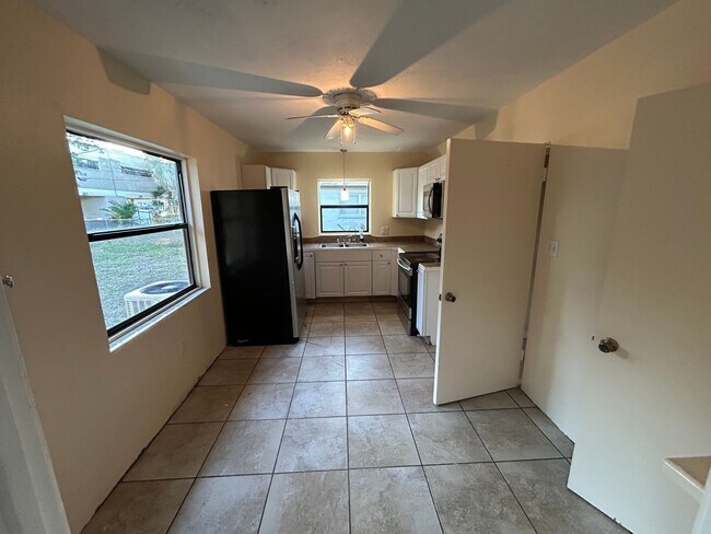Building Photo - Spacious 3/2 home available now, and conveniently located near downtown and Manatee Hospital