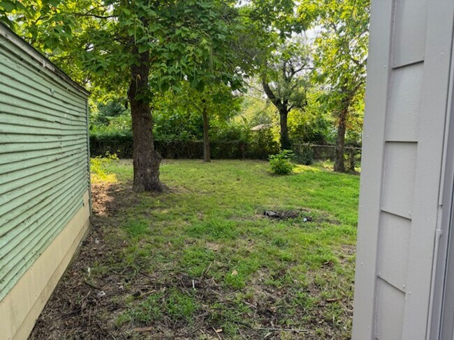 Building Photo - 1615 S Oak Ave
