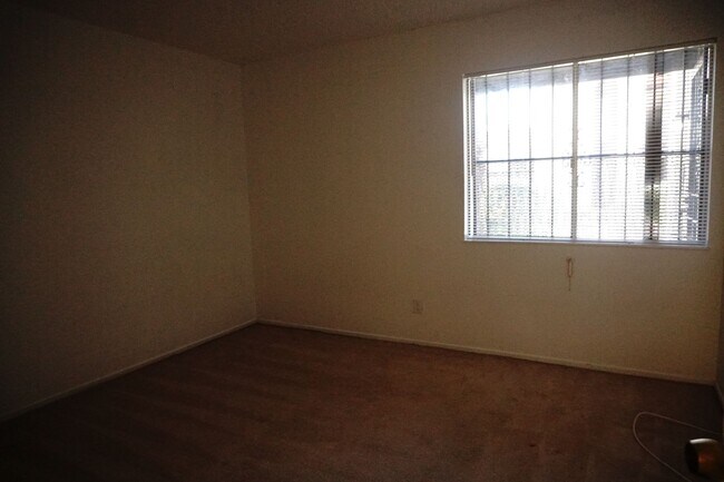 Building Photo - 1405 Vegas Valley Dr