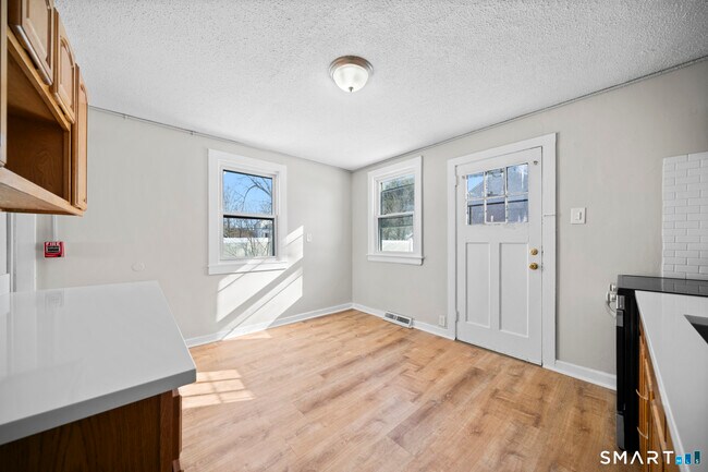 Building Photo - 8 New Hampshire Dr