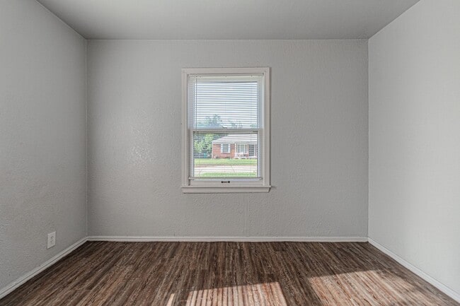 Building Photo - 3 Bed 2 Bath in OKC!