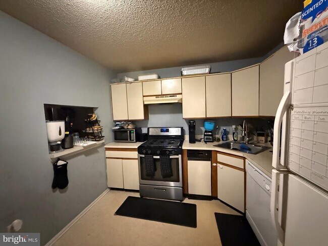 Building Photo - 5 Chamberlin Ct