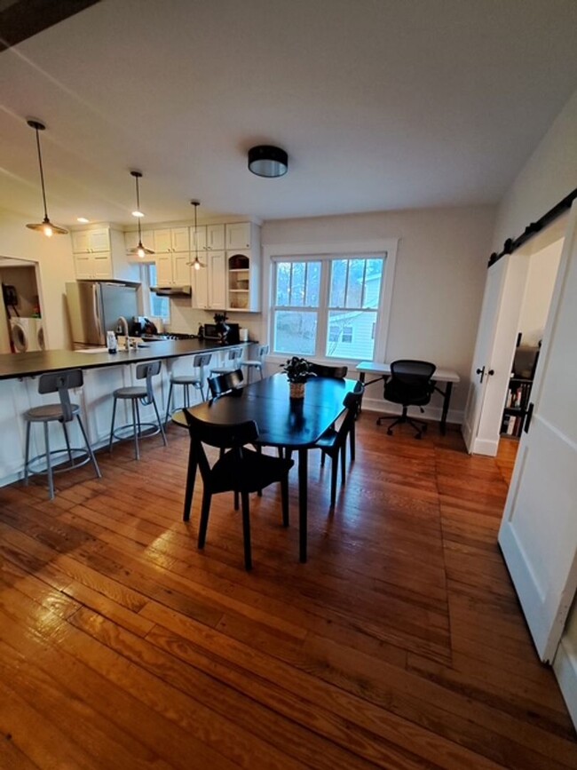 Building Photo - Fully Remodeled Home