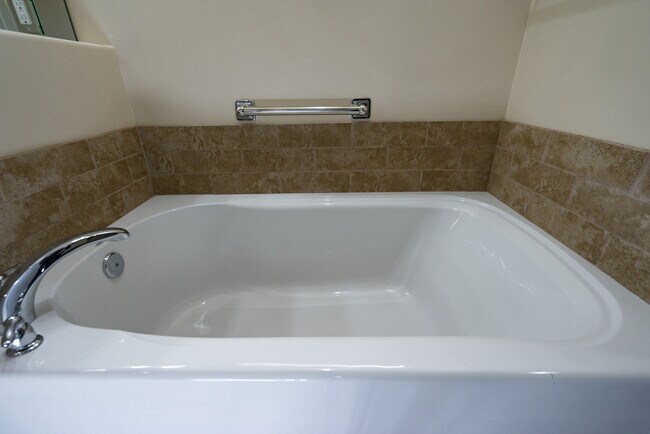 Building Photo - 986 Camel Springs Dr