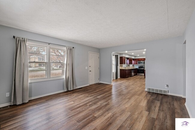 Building Photo - WELCOME HOME! AVAILABLE NOW!