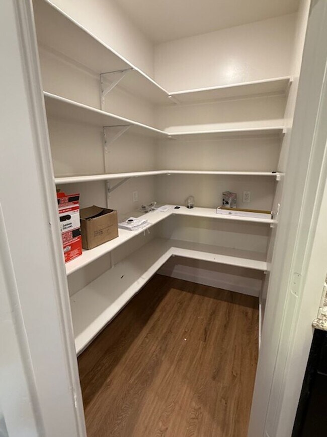 Building Photo - 504 S 5th St